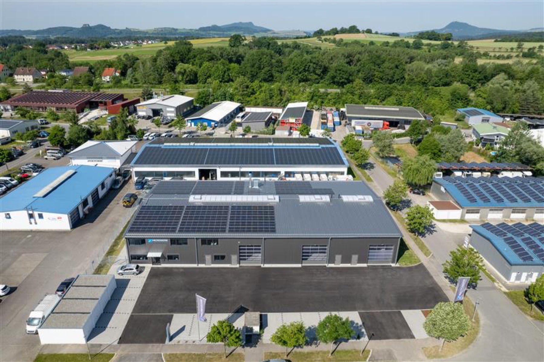 Firmengebäude mit Solaranlage aus der Luft
