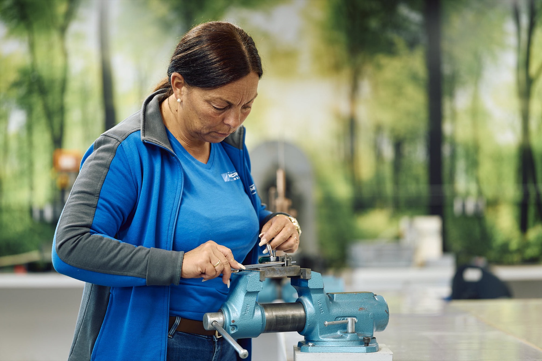 Handarbeit am Schraubstock